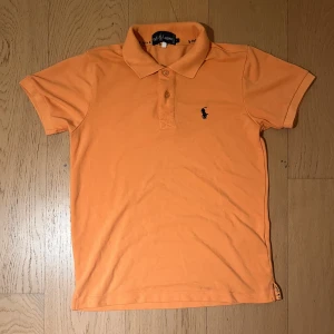 Orange Ralph Lauren piké  - Helt oanvänd och i perfekt skick. Är medium men skulle rekomendera smal. 