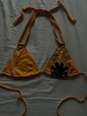 Bikini överdel - Säljer denna bikini överdel för att den inte passar! jättefin orange färg med tryck.