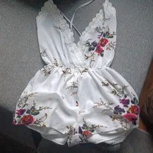 Playsuit aldrig använd. Stl M men passar bättre S. Går att knyta olika i ryggen