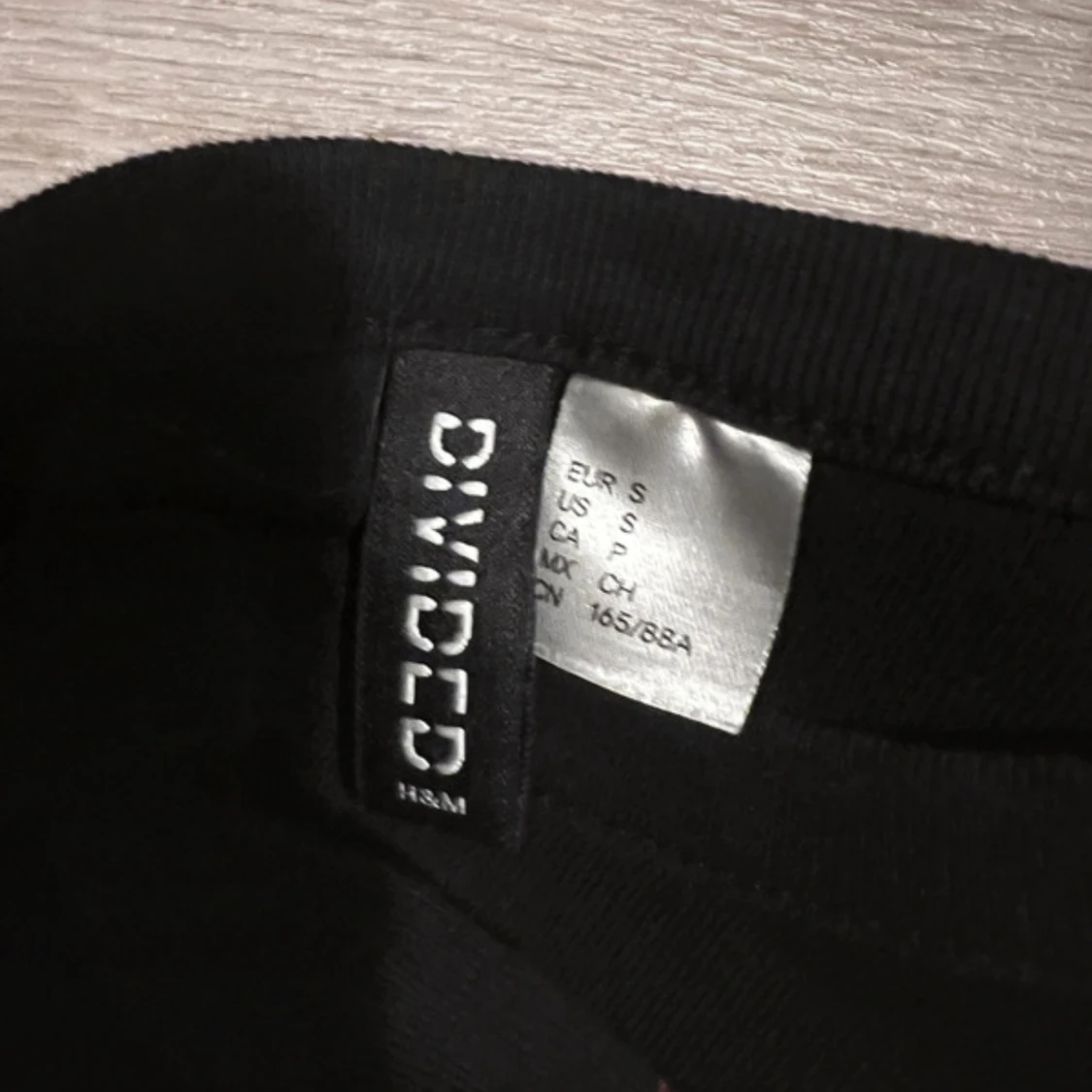 Svart topp med rött tryck - 90