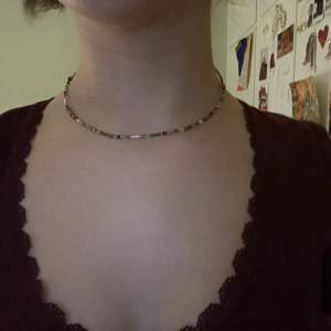 Jag har gjort ett halsband med massa random färgglada små pärlor⭐️den är ca 37 cm lång☺️FRAKT:5kr