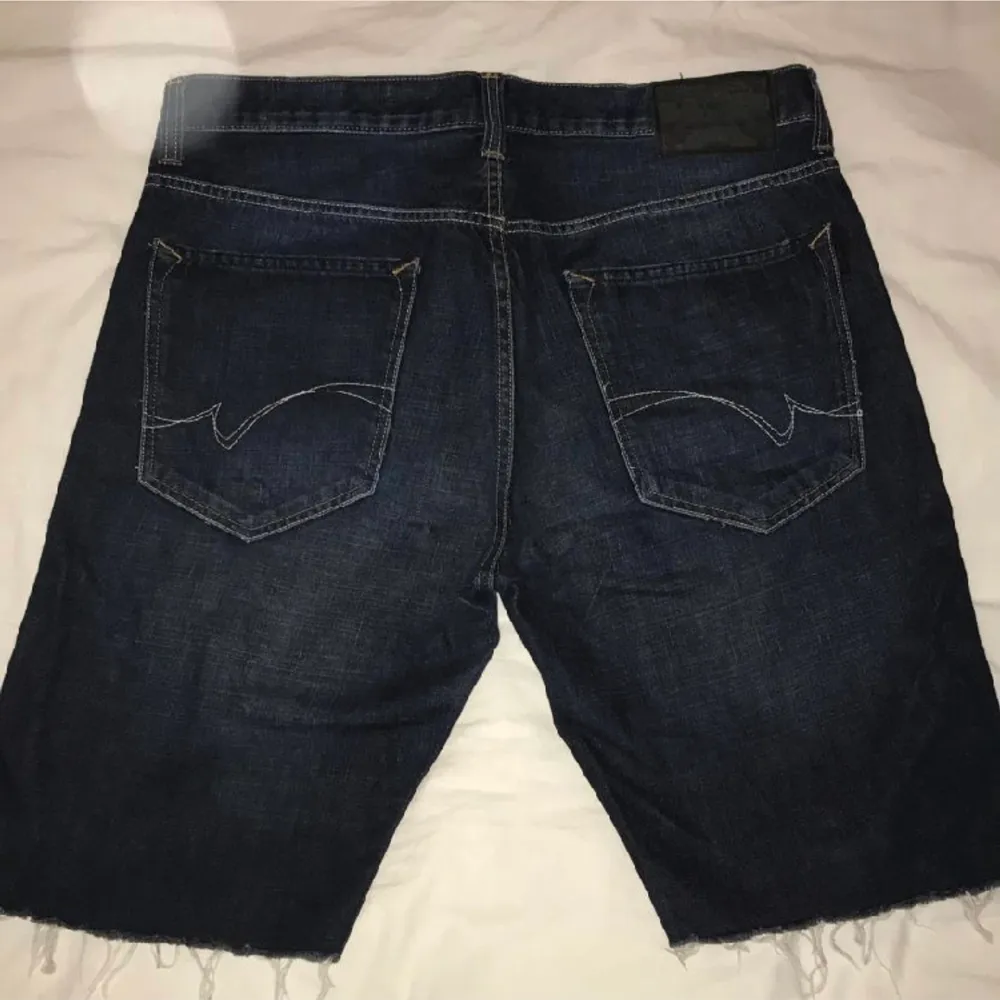 Ett par jättecoola Crocker jeans shorts som jag köpt 2hand. Använda några gånger men är i bra skick, dee är avklippta. Köparen står för frakten💗💗. Shorts.