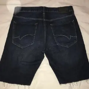 Ett par jättecoola Crocker jeans shorts som jag köpt 2hand. Använda några gånger men är i bra skick, dee är avklippta. Köparen står för frakten💗💗