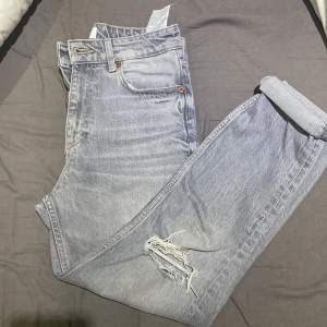 Jeans from Zara in the color of light black or grey. Size S but fits XS also due to the material and are 100% new never worn due to the size since i sized up . Original price is 600kr.