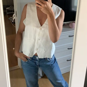 Linneväst  - Säljer denna linneväst från NAKD. Storlek 38. Använd fåtal gånger därför i fint skick. Frakt tillkommer! 