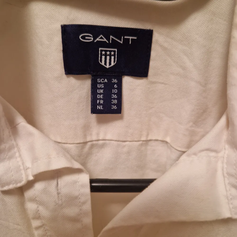 Fin klassisk skjorta från GANT, köpt på NK i göteborg! Gott skick  Storlek 36. Skjortor.