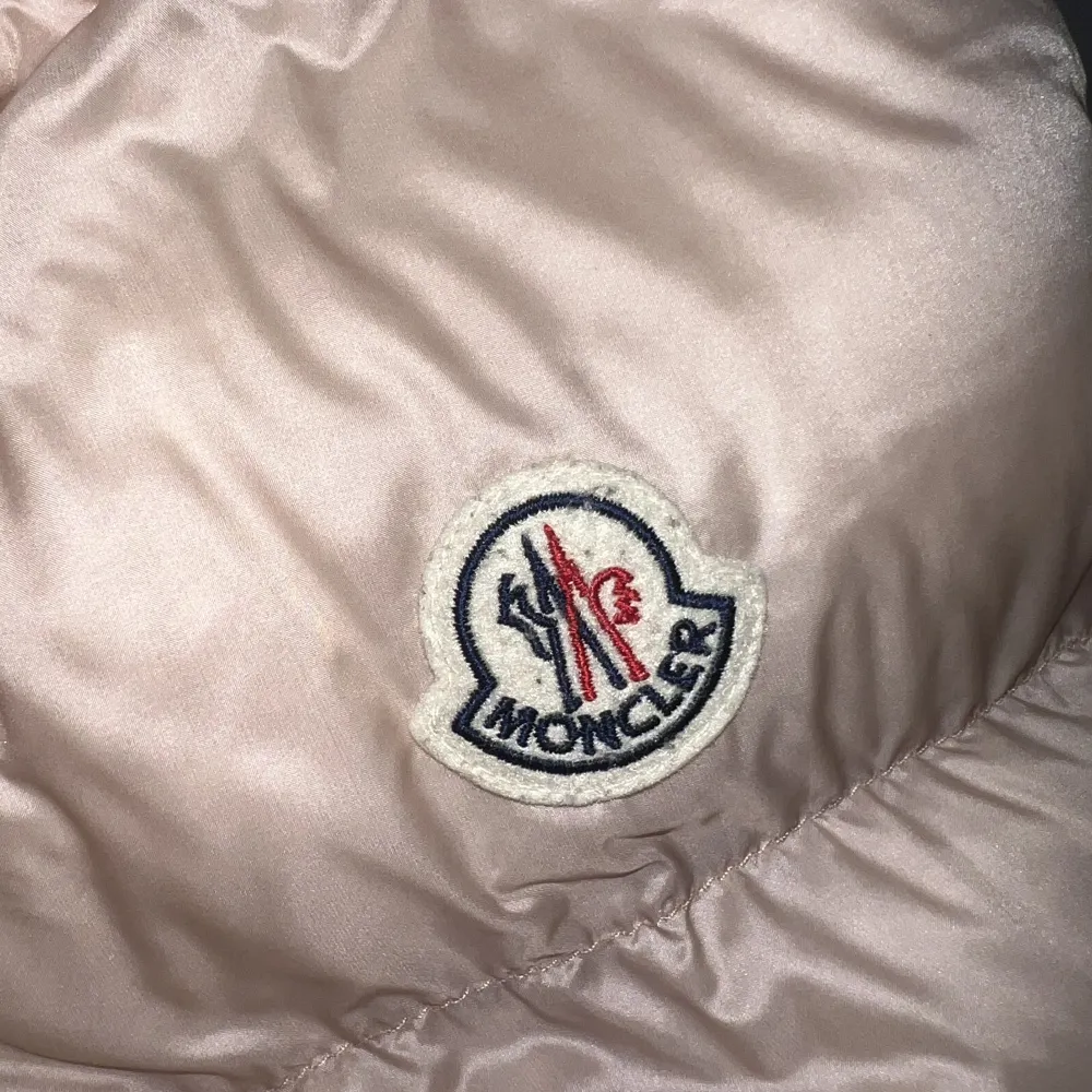 Min älskade moncler i en fin dusty pink.   Köptes på Ohlséns i Helsingborg och finns nfc tagg och kod att scanna.  Storlek 1 alltså S men jag är XS och tycker att den sitter bra med en tröja under! Dock åt det ”lösare hållet” på mig.   Nypris 8899kr. Jackor.