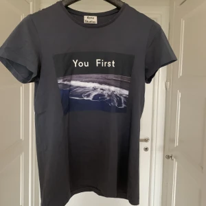 ACNE STUDIOS T-SHIRT  - Acne studios t-shirt. Mycket bra skick, knappt använd. Storlek XS men den sitter mer som S