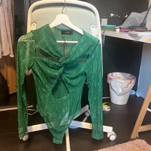 Grön Bodysuit - Grön bodysuit från Cider. Oanvänd. För stor i storleken Kan skickas i förpackningen den kom i.