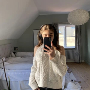 Skitcool stickad tröja - Asnice till både fest och skola, speciellt när man är brun. Perfekt till sommaren