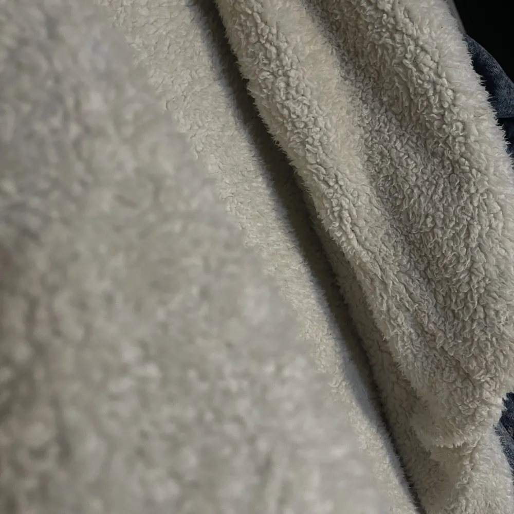 Anvädn för något år sedan. Vet ej vart den är köpt då på priset. De är en perfekt vinter/höst jacka! Fluffigt innehåll. . Takit.