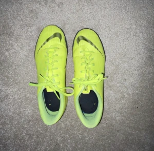Inomhusskor - Ett par unisex nike gula inomhusskor! Lite slitna med några få hål annars fint skick😊Storlek 38,5. 