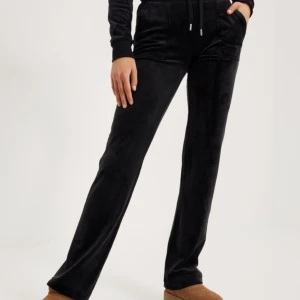 Juciy Couture byxor  - Funderar på att sälja mina Juciy byxor. De är väl använda därav priset. De är hela och rena. De har blivit lite stora på mig därför jag säljer. Pris går att diskuteras, skriv om ni har funderingar eller vill ha bilder 