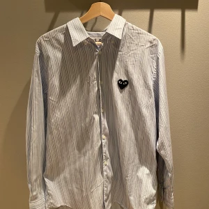 Comme Des Garcons skjorta  - Otroligt fint skick, använt Max 2-3 gånger.  8,5-9/10 cond   Storlek L, passar M (oversized)