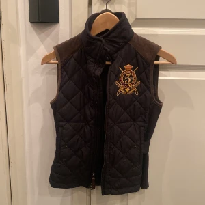Ralph lauren väst  - En jätte snygg ralph lauren väst som är använd fåtal gånger i storlek XS