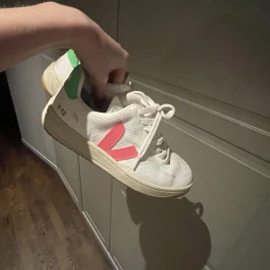 veja sneakers  - fina sneakers i använt skick men går att tvätta 💜 superrr snygg modell. går ner i pris vid snabb affär!! 