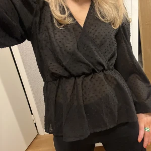 Trendig blus  - Säljer min fina blus som tyvärr inte kommer till användning längre. Lite genomskinlig med små svarta prickar! Så himla fin både till vardags till ett par jeans eller som festtopp till kostymbyxor. Kan användas till det mesta! Skriv för fler bilder!💌