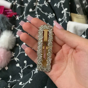 Glitter hårspänne - En mycket fin hårspänne som kan användas när som. Pärlorna är mjuka. Köparen står för frakten ❤️