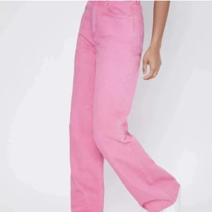 Jeans - Säljer dessa rosa jeans för att de är för små. Köpte för 500kr mitt pris är 200kr. Köparen står för frakt❤️