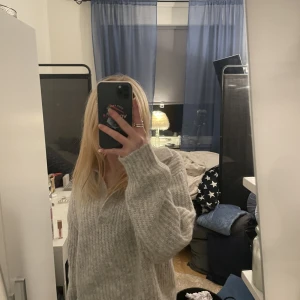 Stickad långärmad tröja  - Ljus grå, sticka💕köpt för 300kr. Aldrig använd 