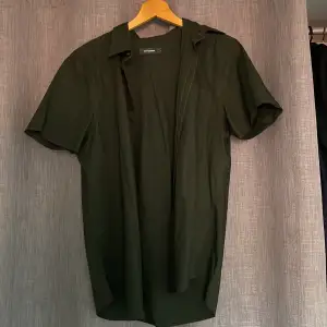 Snygg grön kortärmad skjorta  Använd en gång så riktigt bra skick, tycker den passar snyggt med en vit t-shirt under   Köparen står för frakt 🚚 