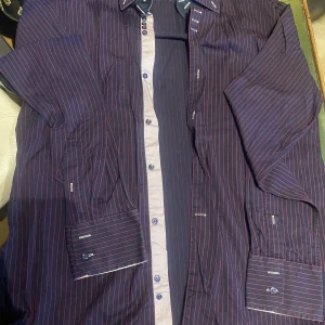 7camicie skjorta. XL slim fit.  - En fin skjorta. Minimalt använd. En till två gånger. Tycker ej om att stryka vilket syns på bilderna. Men stryk så är den fin igen. Kan skickas eller mötas upp i Helsingborg. 