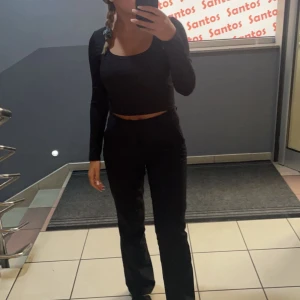 Ribbad svart tröja - Säljer tröjan, u ringad och ganska tajt, sitter super fint