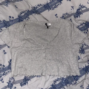 Topp - Kort topp från H&M. Storlek S men passar även M. Aldrig använt. 