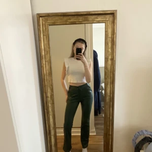 Madlady Lack byxor  - Nu säljer jag mina super fina gröna lack byxor från madlady, andvänd max 3 gånger, som nya. Super fin grön cool färg som går att klä upp och ner. Säljer byxorna för jag tycker dom är lite korta på mig som är 175cm lång. (Köparen står för frakt)💗