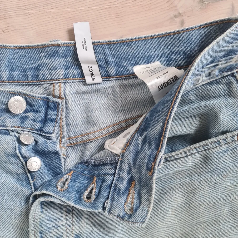 Ljusblå somriga jeans från Weekday i gott skick och till salu för schyst pris!. Jeans & Byxor.
