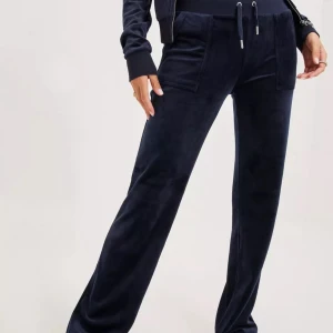 Juicy byxor - Har ägt byxorna sen i somras och de är därför inte i direkt nyskick. Det är lite små trådar som går att klippa. Är 155, de är ungefär 5 cm för långa. Därav lite slitna i hälen men inget som syns. Kontakta mig för bilder om något är oklart.