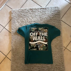 Vans t-shirt - Inga hål eller fläckar osv  Passar mig som är 177  Nypris: 399  Köpare står för frakt
