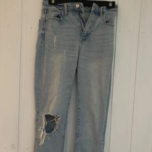 Blåa jeans med sliningar och hål. Köpt från zalando för 400kr