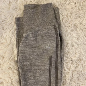 Iciw träningsbyxor - I princip helt onavända träningstights från iciw (helt slutsålda) , säljer då jag inte fått någon användning av dom💞 Köparen står för frakten