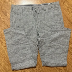 Linnebyxor - En fin Massimo Dutti linnebyxor i fin skick. Är i regular fit.  Storlek 42 (motsvarar M) Nypris ca: 990kr