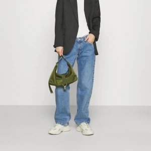 Lågmidjade Straight Jeans  - Blå lågmidjade jeans från Weekday i modellen ARROW LOW. Fint skick. Storlek 26/32. Skriv för fler bilder!