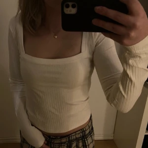 Zara vit tröja ribbad - Ribbad vit zara tröja använd vara ett fåtal gånger❤️‍🔥