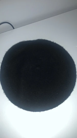 Basker  - En svart basker 🖤köpt från h&m för 99kr! Använd en gång🧡😊