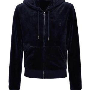 Juicy couture❤️ - Jag säljer min fina juicy överdel då den inte kommer till användning. Den är köpt på Jackie för 1200. Den är som ny och använd fåtal gånger, den enda defekten är att ena metall grejen på snöret har gått av (se bild). PRISET KAN DISKUTERAS❤️❤️