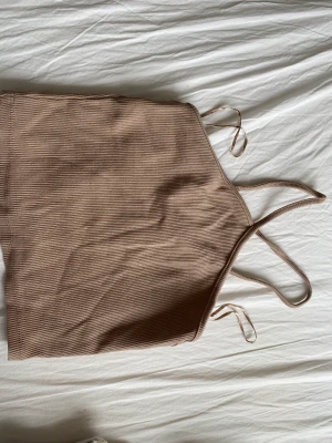 korsline - säljer detta fina korsline fårn zara då den tyvärr är för liten vid brösten, prisa kan diskuteras 