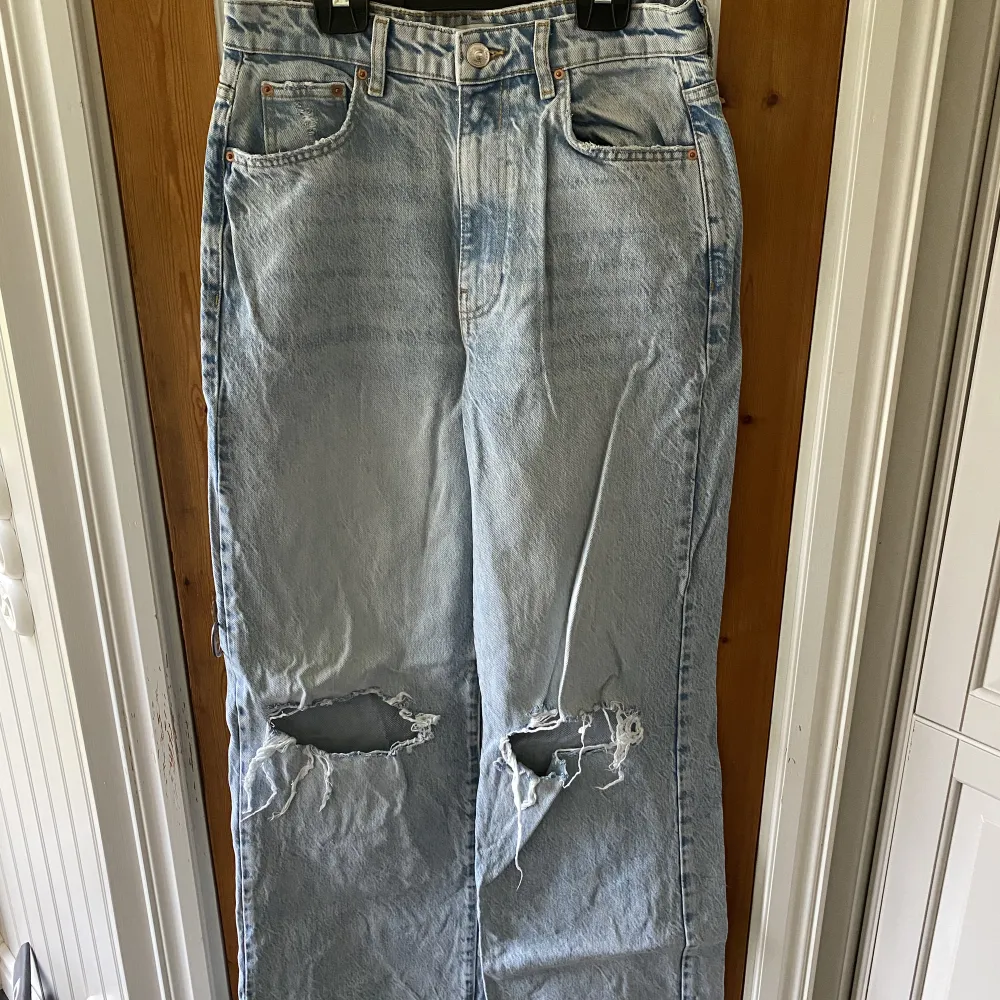 Jättefina jeans från Gina Tricot.  Använda 1 gång, nypris 600. Priset är ej huggt i sten så kom med förslag om du är intresserad😚. Jeans & Byxor.