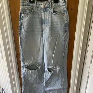 Jeans 38 - Jättefina jeans från Gina Tricot.  Använda 1 gång, nypris 600. Priset är ej huggt i sten så kom med förslag om du är intresserad😚