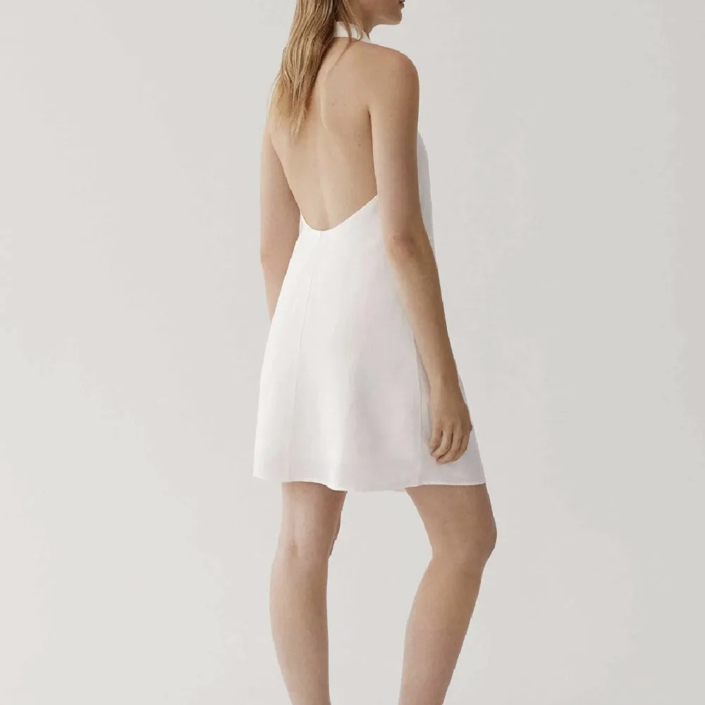 Säljer denna vita klänning som passar jättebra till studenten🤍 Helt oanvänd (endast testad). Säljer pga att jag köpte två likadana och missade returdatumet . Klänningar.