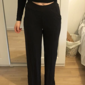 Svarta byxor  - Jättesköna byxor som man kan både ha till vardags och lite finare. Aldrig använda. 