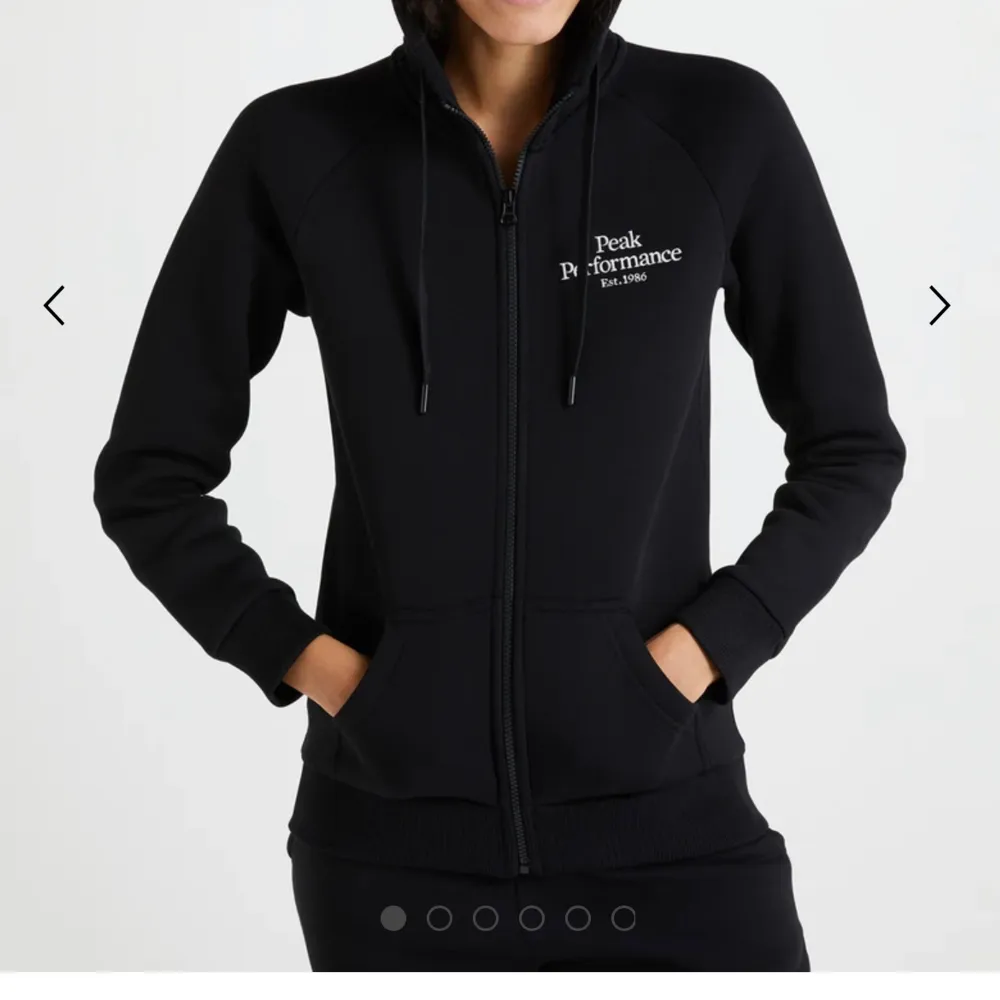 Peak Performance zip hoodie för 450kr, nypris ca 1000kr. säljer den pga att den inte kommer till användning. Den är i nyskick och köparen står för frakt. Storlek S. Hoodies.