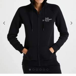 Peak Performance zip hoodie för 450kr, nypris ca 1000kr. säljer den pga att den inte kommer till användning. Den är i nyskick och köparen står för frakt. Storlek S