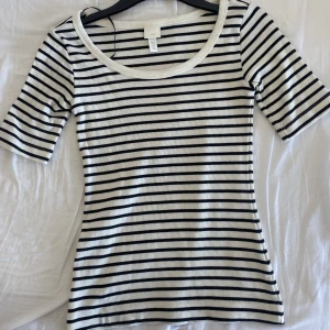 Tajt t-shirt - Säljer denna t-shirten som knappt är använd. Den är väldig strechig men formar midjan väldigt fint eftersom den Den är figursydd. Stolek s💖