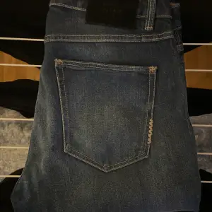 Hej! Mörkblå jeans från Neuw ”ray straight” Skick: absolut nyskick (använda enstaka gånger) Storlek: 30/34 Pris: 500kr