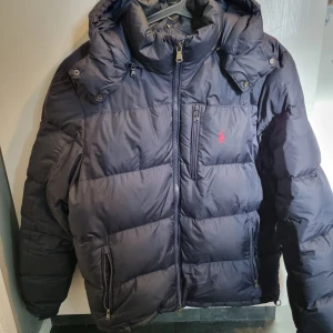 Dunjackan ralph lauren  - Dunjacka från ralph lauren i storlek large. Använd 4-5 gånger. 