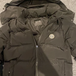 Trapstar Jacka - har använt den i typ en vecka. har små håll som inte syns Priset kan diskuteras